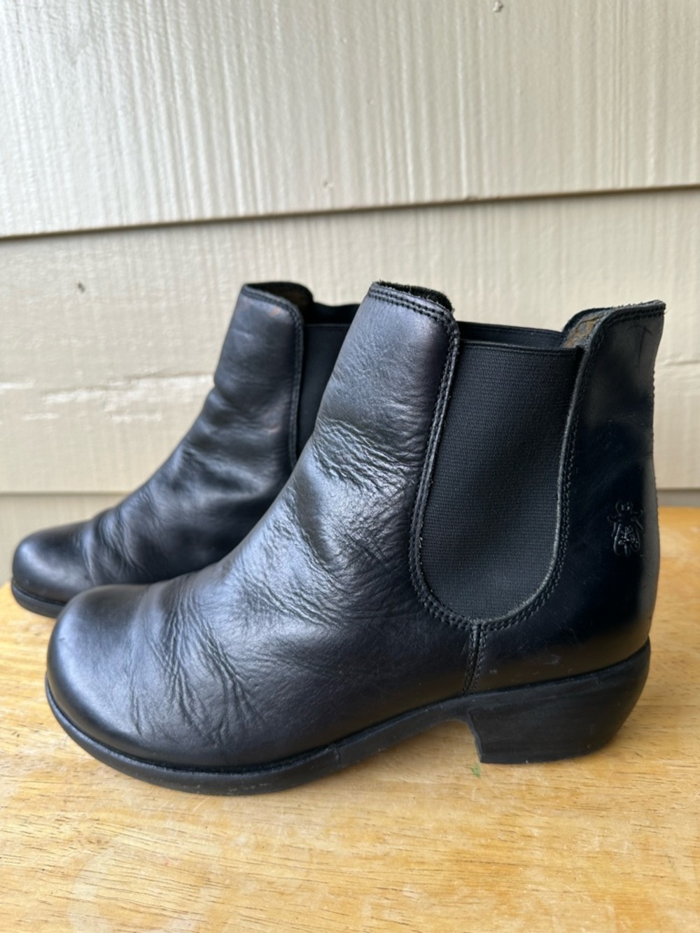 Fly London Black Leather Chelsea Round toe Low Heel Boot